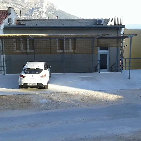 Nevena 오미스